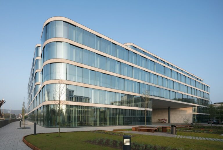 The Transparent Envelope: Engineering Thermal Resistance in Glass Architecture